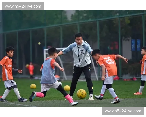 中超主教练:舞动草坪上的战术与人心 中超主教练:舞动草坪上的战术与人心